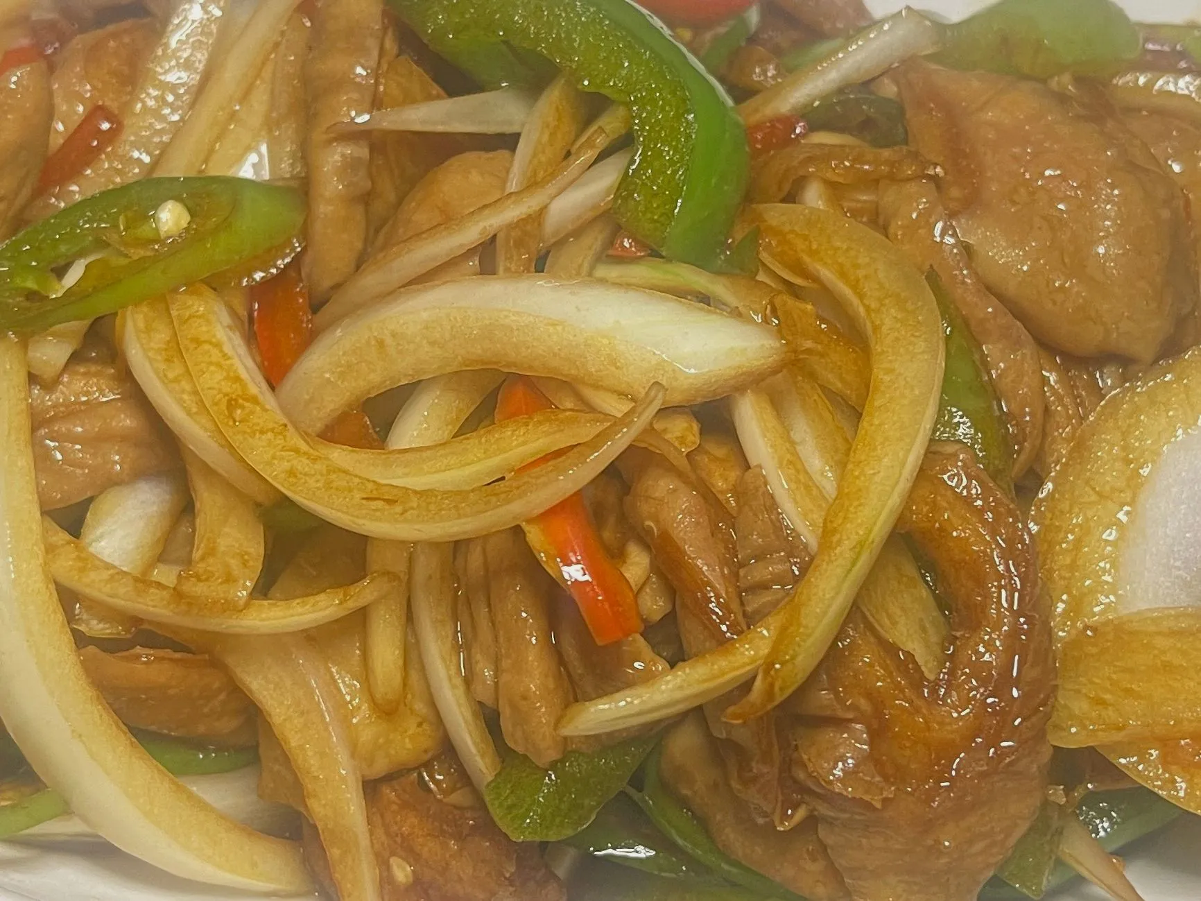 Sliced pork stir-fried with onion, green bell pepper and glossy savory sauce at 面滋味 Tasty Noodle House, a Chinese Restaurant in Plano